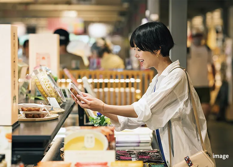 買い物を楽しむ女性のイメージ画像